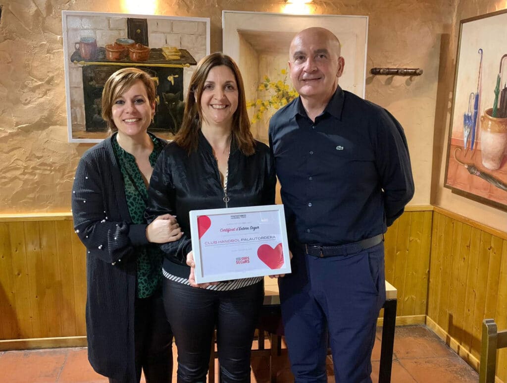 Foto con certificación del Club Handbol Palautordera